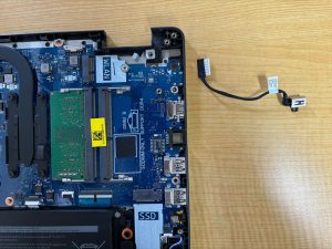DELL　Vostro15 3000　DCジャックケーブル取り外し