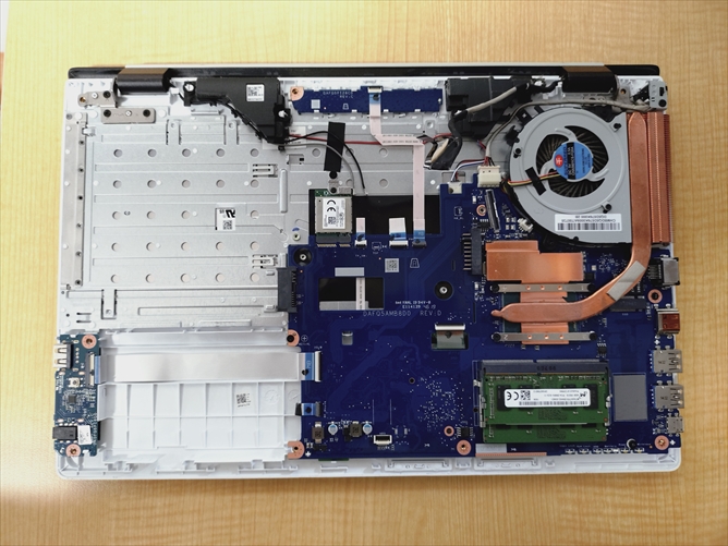 富士通 AH77/D3 バッテリー、SSD、裏カバー取り外し