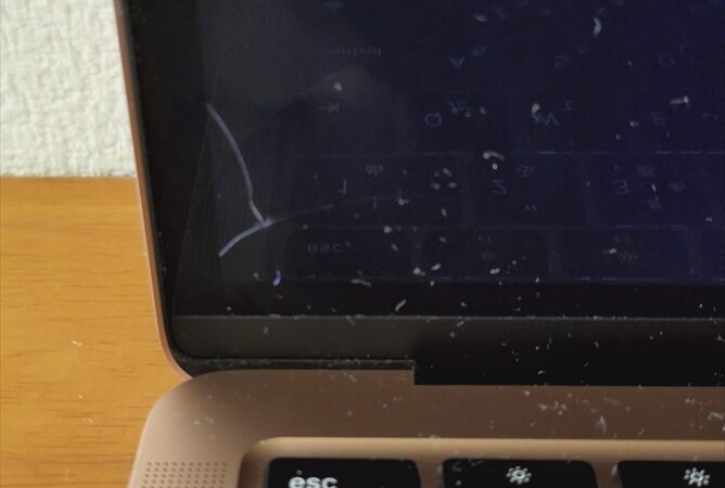 液晶割れ　アップル　MacBook Air M1 2020　修理事例